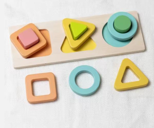 Színes, geometrikus fa formaibellesztő játék, kellemes pasztell színekben